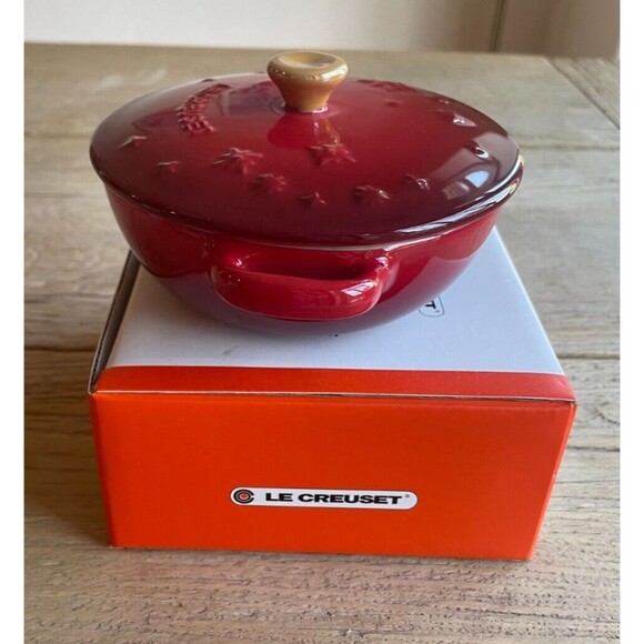NEW Le Creuset Stoneware Mini Marmite Star Relief w/golden knob, 12cm, Cerise - Picture 3 of 11